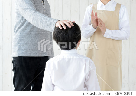 父親和母親稱讚孩子 父親和母親稱讚孩子 86760391