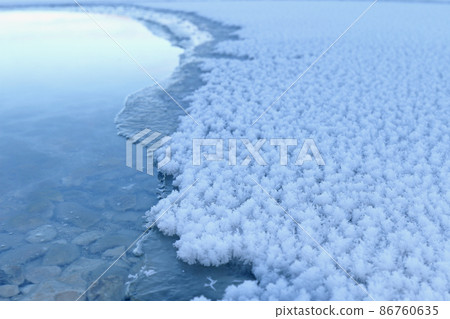 冬天阿寒湖的霜花 86760635