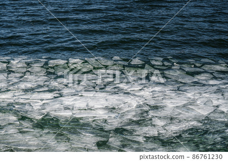 破裂並漂浮在湖面上的冰 86761230