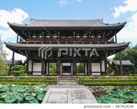 東福寺的山門和蓮花 86762636