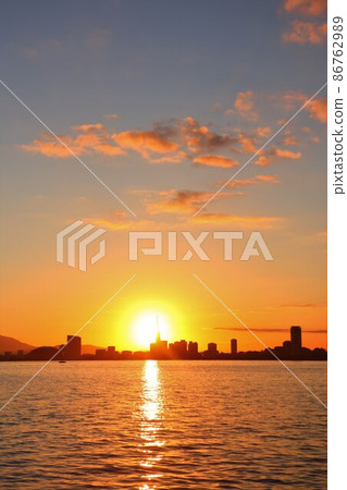從能古島看到的第一個日出的福岡剪影 從能古島看到的第一個日出的福岡剪影 86762989