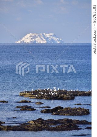 冬季在北海道松前鎮拍攝松前小島的雪景和一艘船-照片素材（圖片） [86763192] - PIXTA圖庫