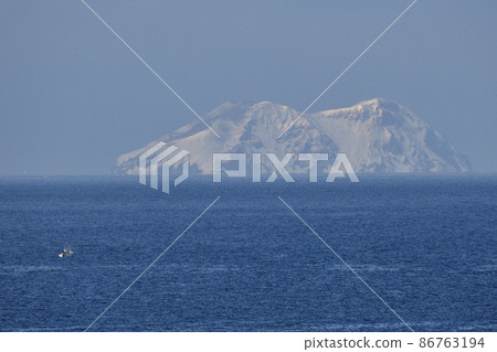 冬季在北海道松前鎮拍攝松前小島的雪景和一艘船 86763194