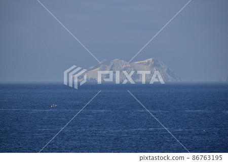 冬季在北海道松前鎮拍攝松前小島的雪景和一艘船 86763195