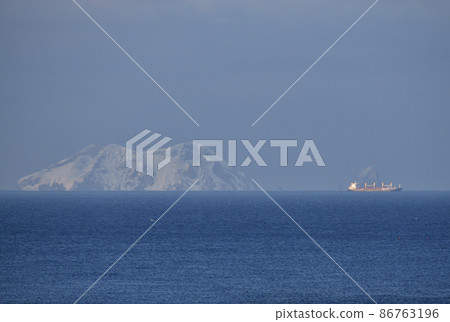 冬季在北海道松前鎮拍攝松前小島的雪景和一艘船 86763196