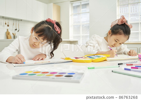 Children, friends, siblings, family, art, class, lesson, tutoring, elementary school, school, home, studio, Korean 86763268