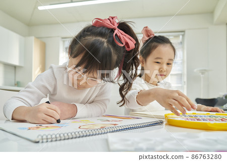 Children, friends, siblings, family, art, class, lesson, tutoring, elementary school, school, home, studio, Korean Children, friends, siblings, family, art, class, lesson, tutoring, elementary school, school, home, studio, Korean 86763280