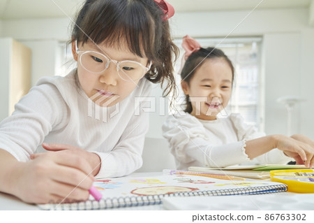 Children, friends, siblings, family, art, class, lesson, tutoring, elementary school, school, home, studio, Korean 86763302