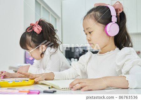 Children, friends, siblings, family, art, class, lesson, tutoring, elementary school, school, home, studio, Korean 86763536