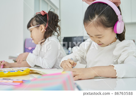 Children, friends, siblings, family, art, class, lesson, tutoring, elementary school, school, home, studio, Korean 86763588