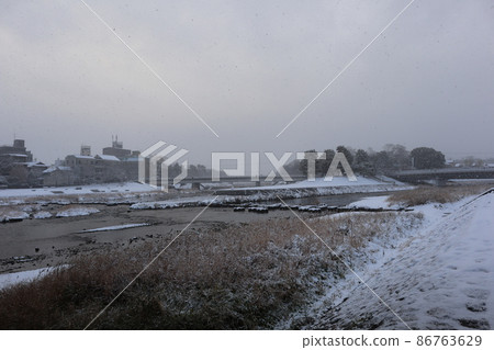 可以看到下雪的京都鴨川三角洲地區的初冬早晨風景 86763629