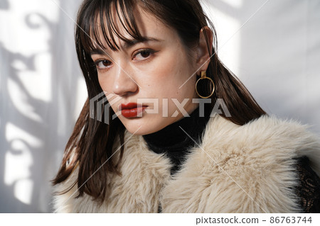 Dressed up women 86763744