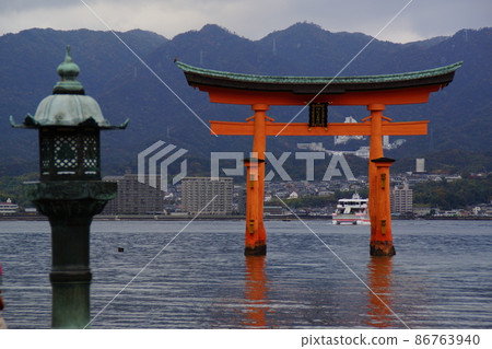 從廣島縣宮島的嚴島神社看到的大鳥居 從廣島縣宮島的嚴島神社看到的大鳥居 86763940