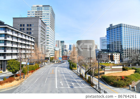 Looking toward Kudanshita Station from the vicinity of Kudanzaka / Tayasumon (Chiyoda-ku, Tokyo) [2022.2] 86764261