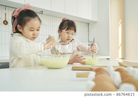 兒童,兄弟姐妹,女兒,家庭,麵團,切菜板,廚師,班級,課,輔導,小學,學校,家庭,工作室,韓國 兒童,兄弟姐妹,女兒,家庭,麵團,切菜板,廚師,班級,課,輔導,小學,學校,家庭,工作室,韓國 86764615
