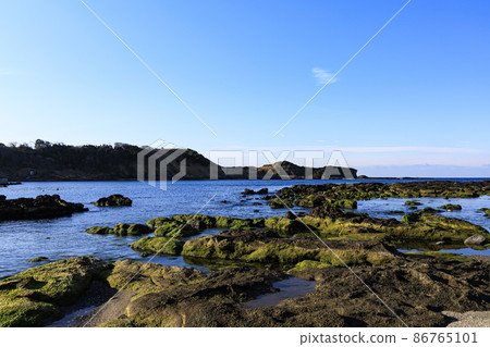 Winter at Wadanahama Beach, which straddles Miura City and Yokosuka City, Kanagawa Prefecture, on the Shonan Miura Peninsula 86765101