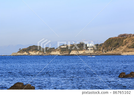Winter at Wadanahama Beach, which straddles Miura City and Yokosuka City, Kanagawa Prefecture, on the Shonan Miura Peninsula 86765102