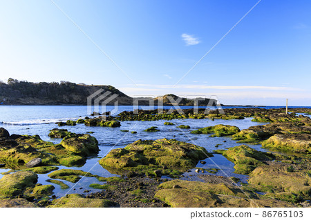 Winter at Wadanahama Beach, which straddles Miura City and Yokosuka City, Kanagawa Prefecture, on the Shonan Miura Peninsula 86765103
