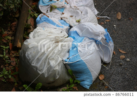 用於河流防洪的沙袋。防洪措施。 86766011