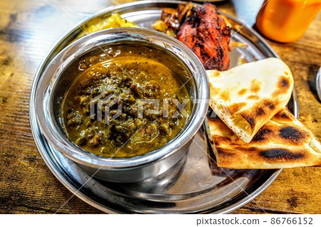 Spinach and bean curry, tandoori chicken, naan, cabbage pickle 86766152