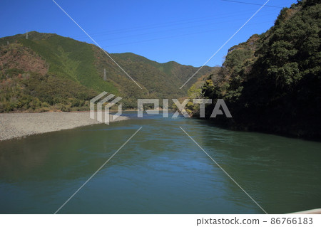 Scenery of the Shimanto River seen from the Yanai Submersible Bridge in Kochi Prefecture Scenery of the Shimanto River seen from the Yanai Submersible Bridge in Kochi Prefecture 86766183