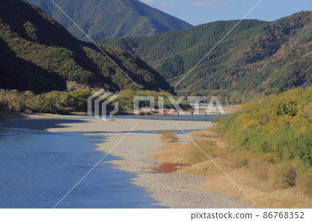 從高知縣川堀橋看四萬十川的風景 從高知縣川堀橋看四萬十川的風景 86768352