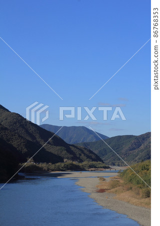 從高知縣川堀橋看四萬十川的風景 從高知縣川堀橋看四萬十川的風景 86768353