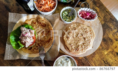 Whole grain crepe and parsley butter, boiled chicken cream, carrot salad dinner 86768797
