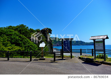 Shishiiwa ・ Shishiiwa seen from the parking lot of the national highway ・ World heritage ・ Shishiiwa attached to Onigajo in Kumano ・ Kumano City, Mie Prefecture (1) 86769034