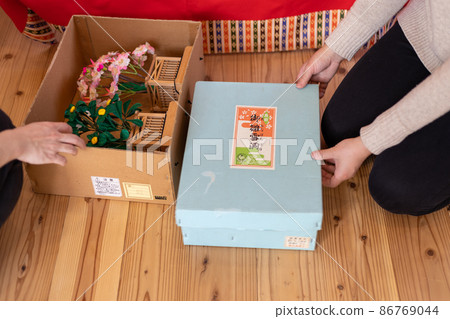 Hina-sama's Bonbori, Sakura and Tachibana are about to be taken out of the box Hina-sama's Bonbori, Sakura and Tachibana are about to be taken out of the box 86769044