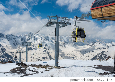 Cable car over ski valley 86770127