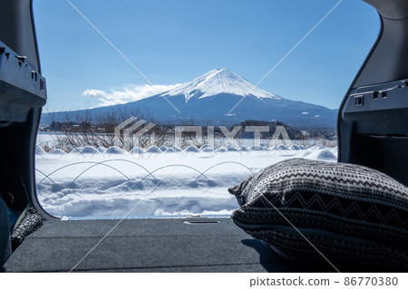 在俯瞰富士山的雪原車上放鬆時光 在俯瞰富士山的雪原車上放鬆時光 86770380