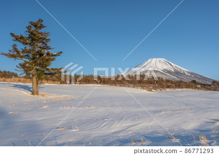 Snow scene on the plateau of Mt. Fuji 86771293