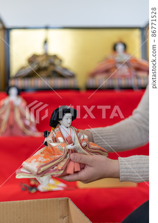 小雞裝飾的地方（三個女服務員開箱的地方） 86771528