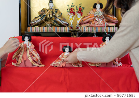 裝飾小雞的年輕夫婦 裝飾小雞的年輕夫婦 86771685