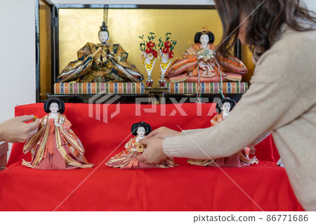 裝飾小雞的年輕夫婦 裝飾小雞的年輕夫婦 86771686