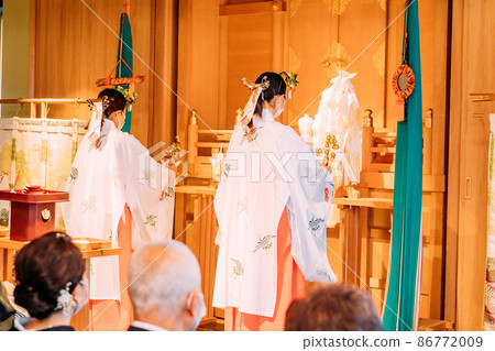 Wedding ceremony Japanese style shrine maiden dance 86772009