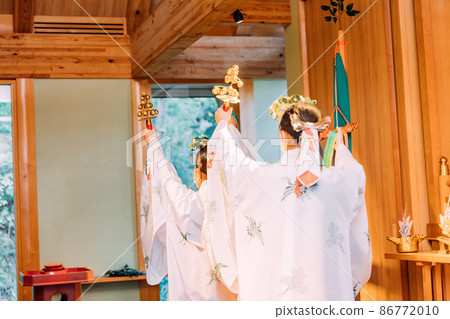 Wedding ceremony Japanese style shrine maiden dance 86772010