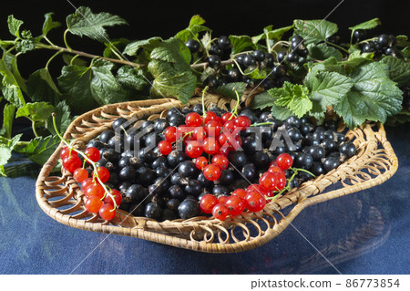 Red currants in a basket on the table 86773854