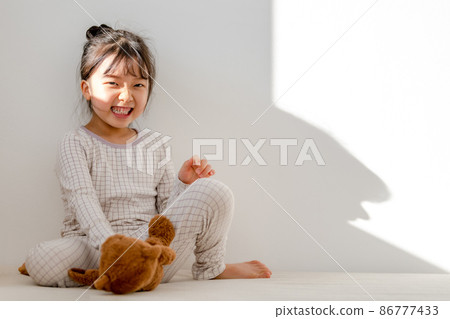 兒童 女孩 生活方式 家庭 休息 86777433