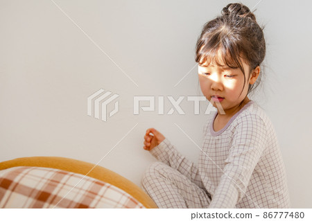 兒童 女孩 生活方式 家庭 休息 兒童 女孩 生活方式 家庭 休息 86777480