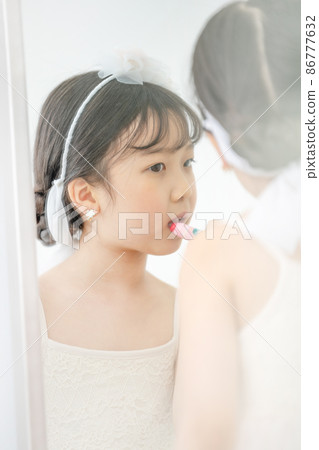 children lifestyle princess mirror girl children lifestyle princess mirror girl 86777632