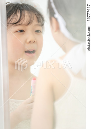 children lifestyle princess mirror girl children lifestyle princess mirror girl 86777637