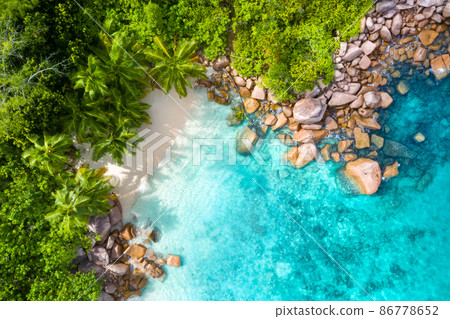 Secret small beach in the bay of Anse Lazio beach, Praslin, Seychelles 86778652