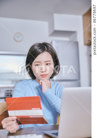 凝視存摺的一個少婦 86778697