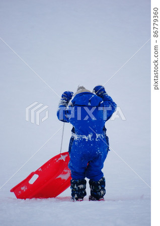 男孩拉雪橇 86779360