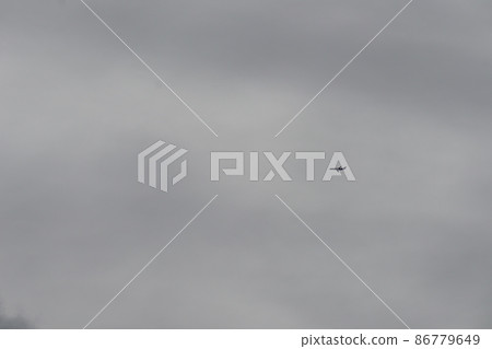 冬季天空景觀,一架小型飛機在多雲的天空中飛行 冬季天空景觀,一架小型飛機在多雲的天空中飛行 86779649