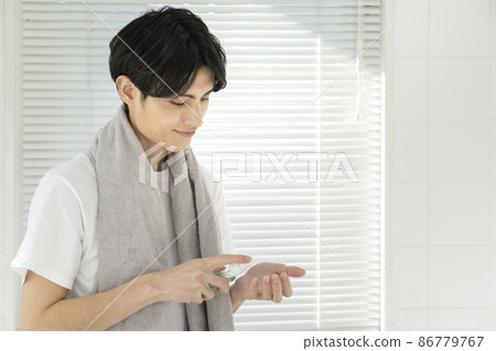 年輕男性做皮膚護理的男性美容形象 86779767