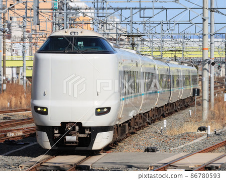 到達新大阪站的特快黑潮 86780593