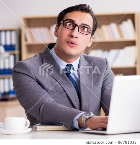 Angry businessman working in the office 86781032